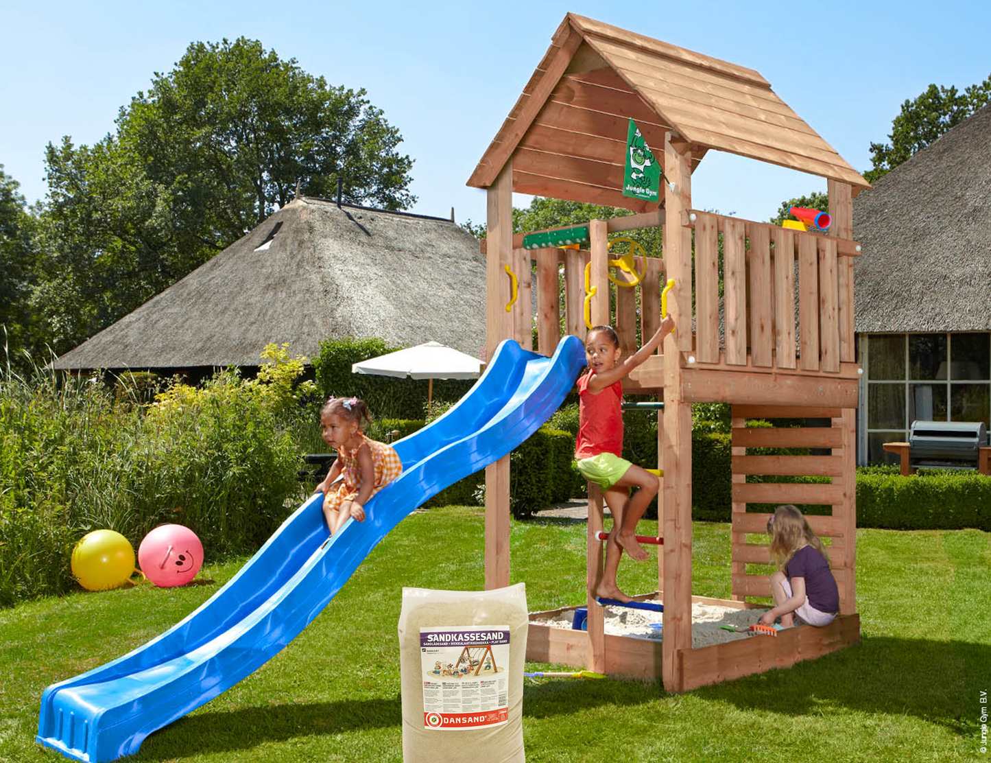 Leikkitorni Jungle Gym Cabin 2.1 ja sininen liukumäki ja 120 kg hiekkaa