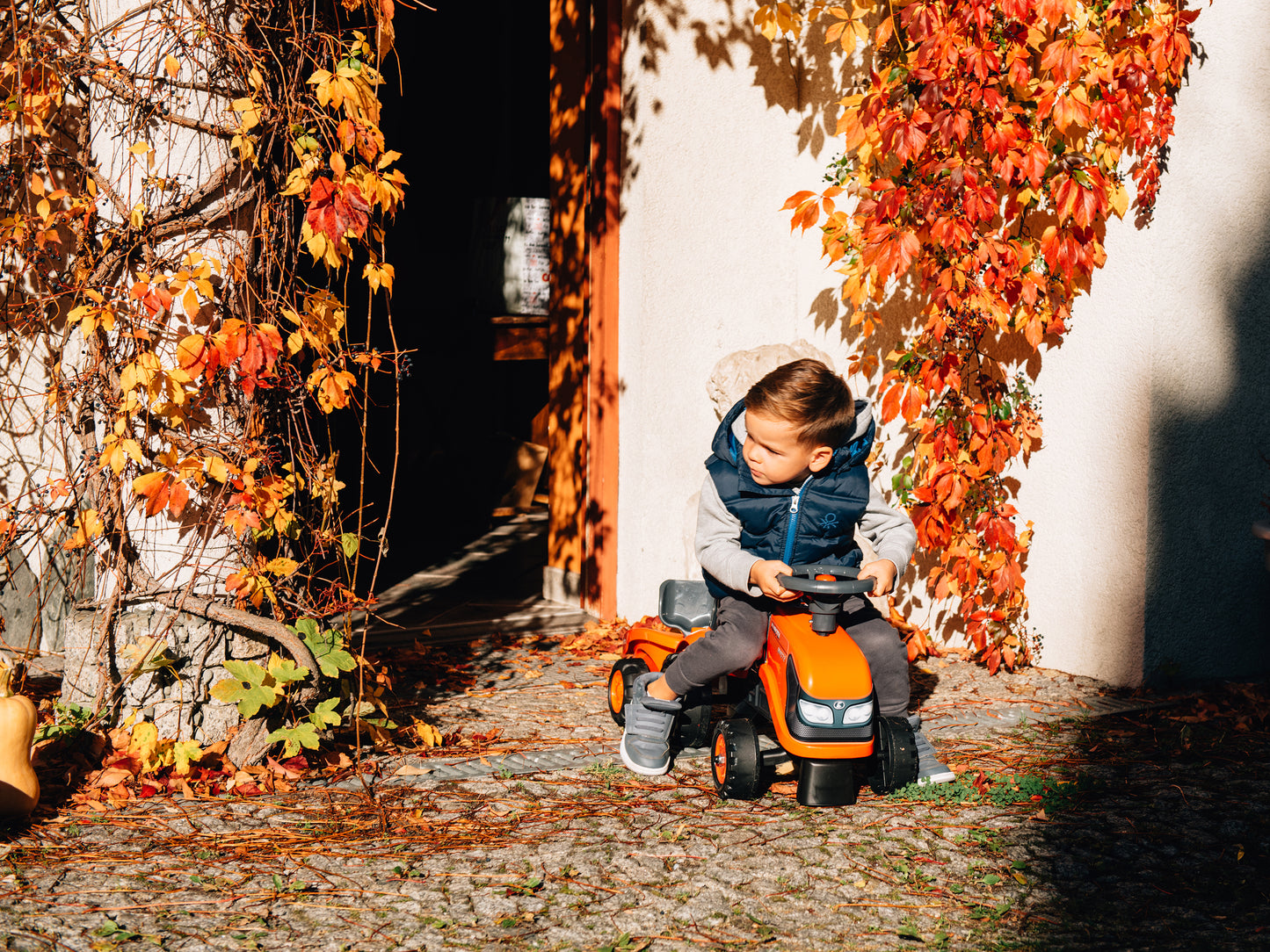 Ride-on traktori peräkärryllä, haravalla ja lapiolla baby Kubota FALK