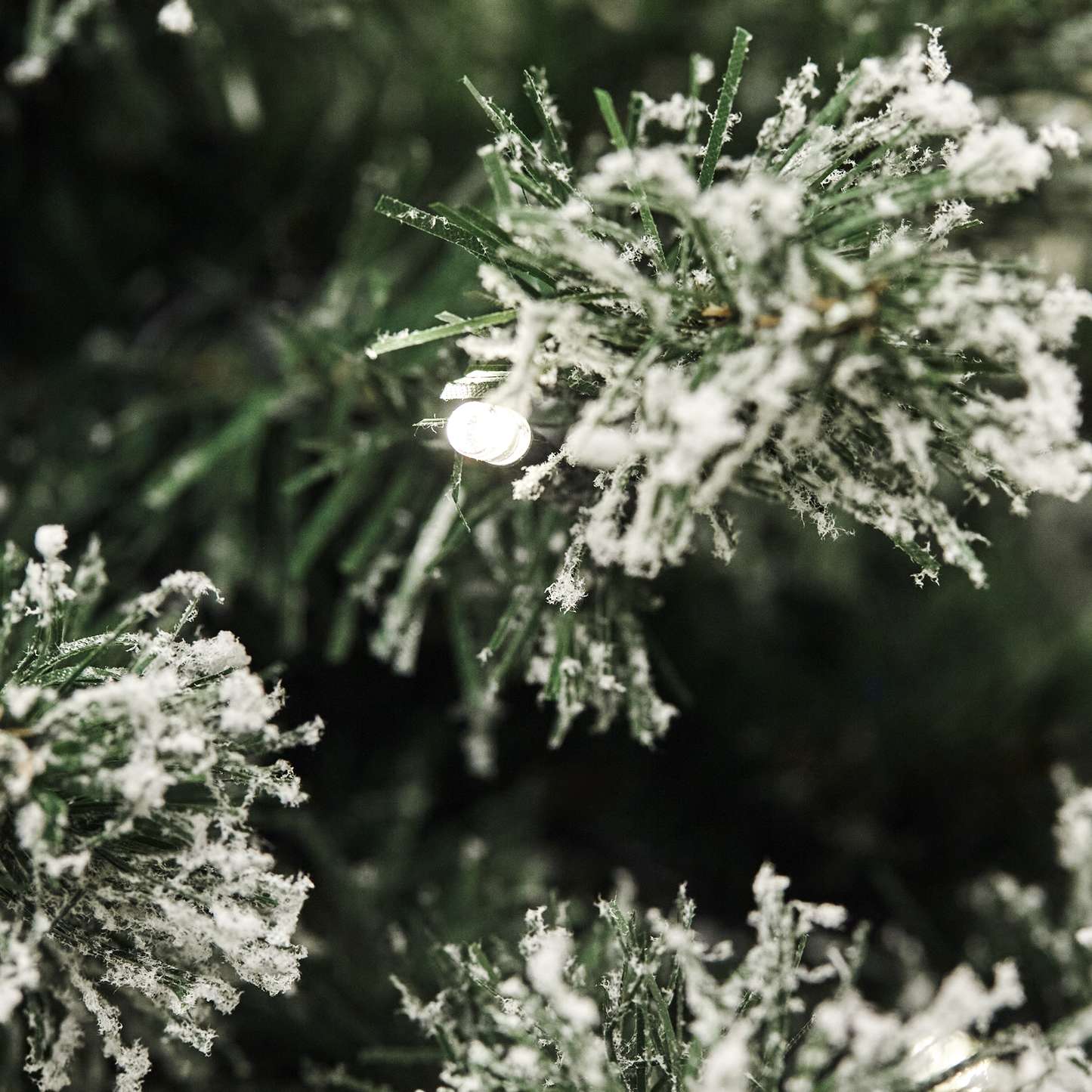 Joulukuusi PVC "FROST" lumipeitteellä, Luokka B+, 180X118 cm valoilla NORDIC WINTER