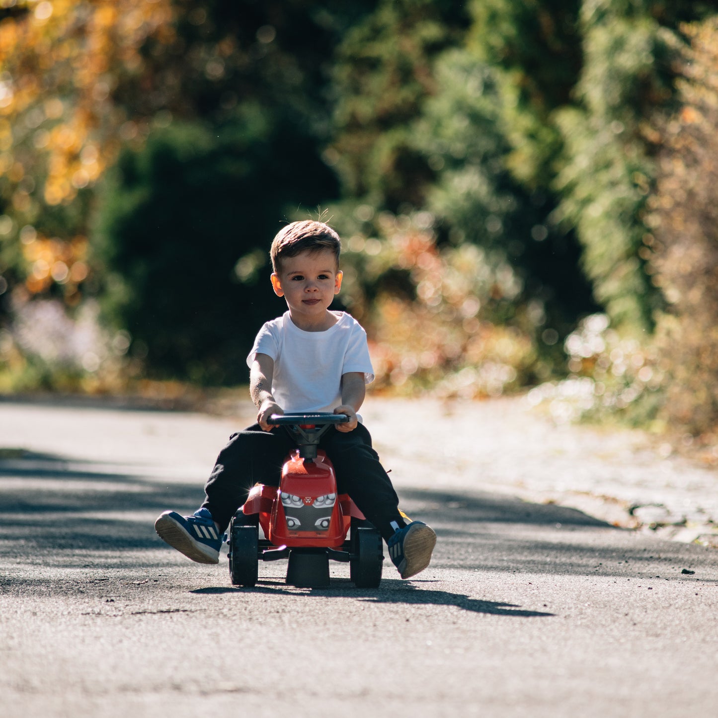 Ride-on traktori peräkärryllä, haravalla ja lapiolla baby Massey Ferguson FALK