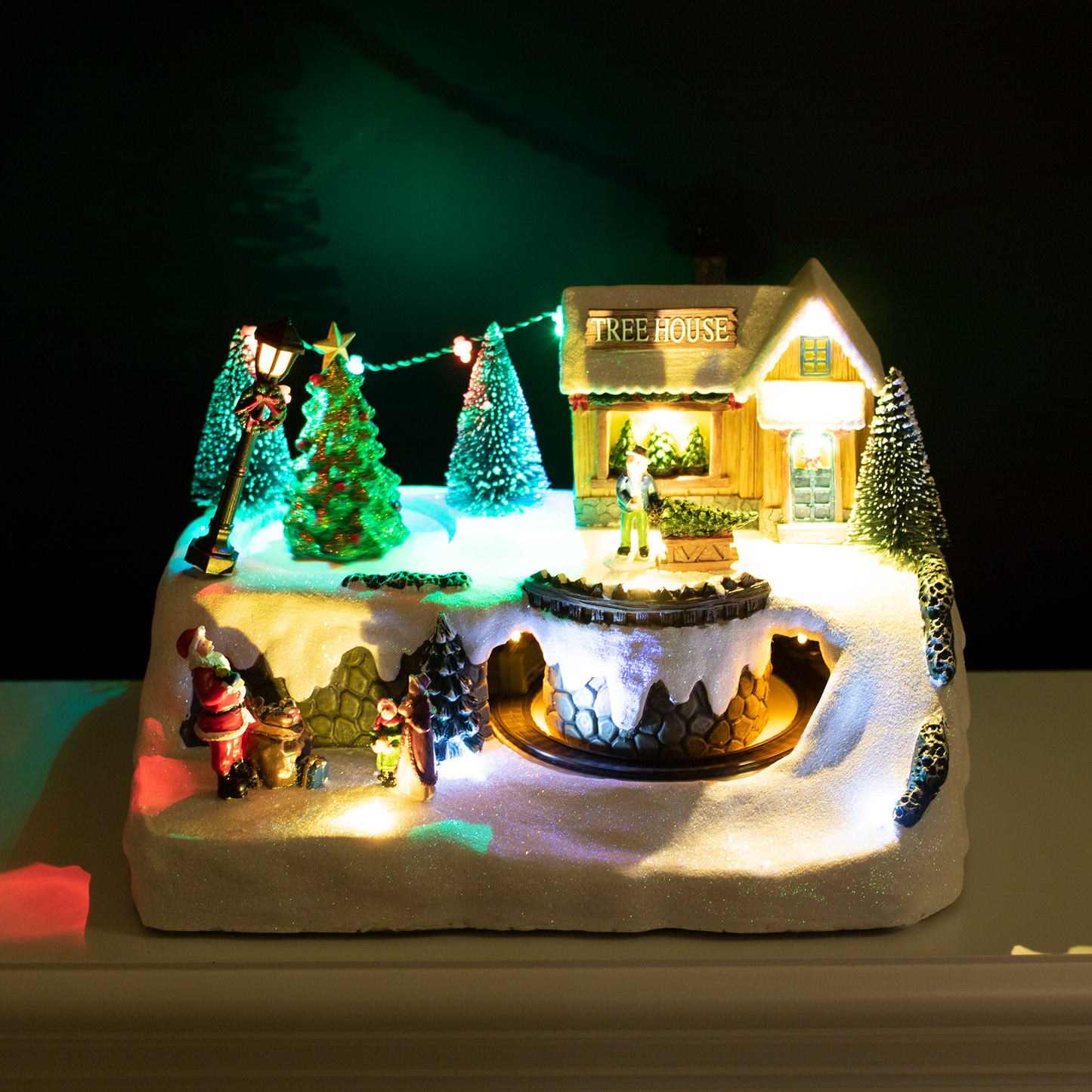 Joulukylä "TreehouseTown" valoilla ja musiikilla. Paristo käyttöinen NORDIC WINTER