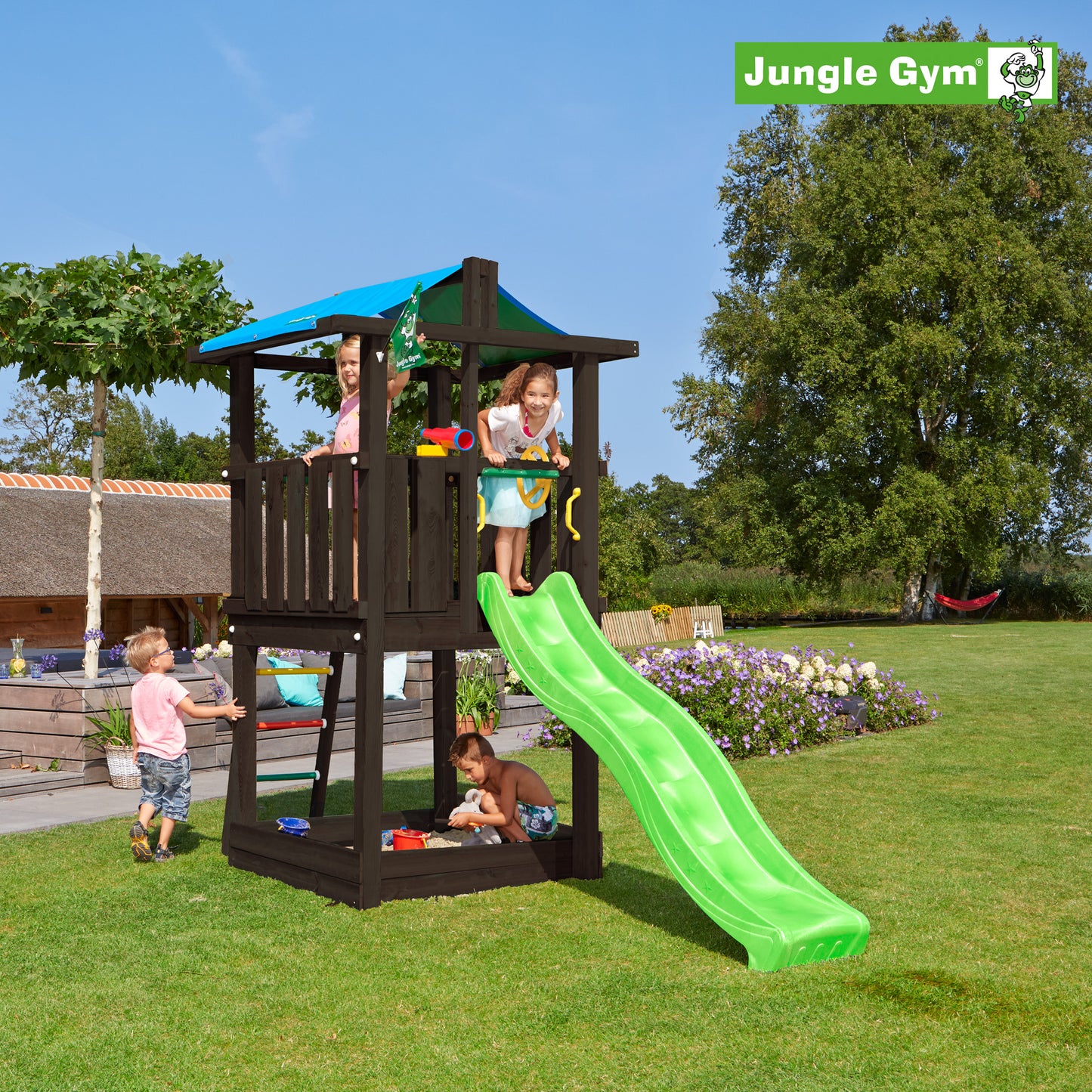Leikkitornikokonaisuus Jungle Gym Hut 2.1, mustaksi petsattu, vihreä liukumäki