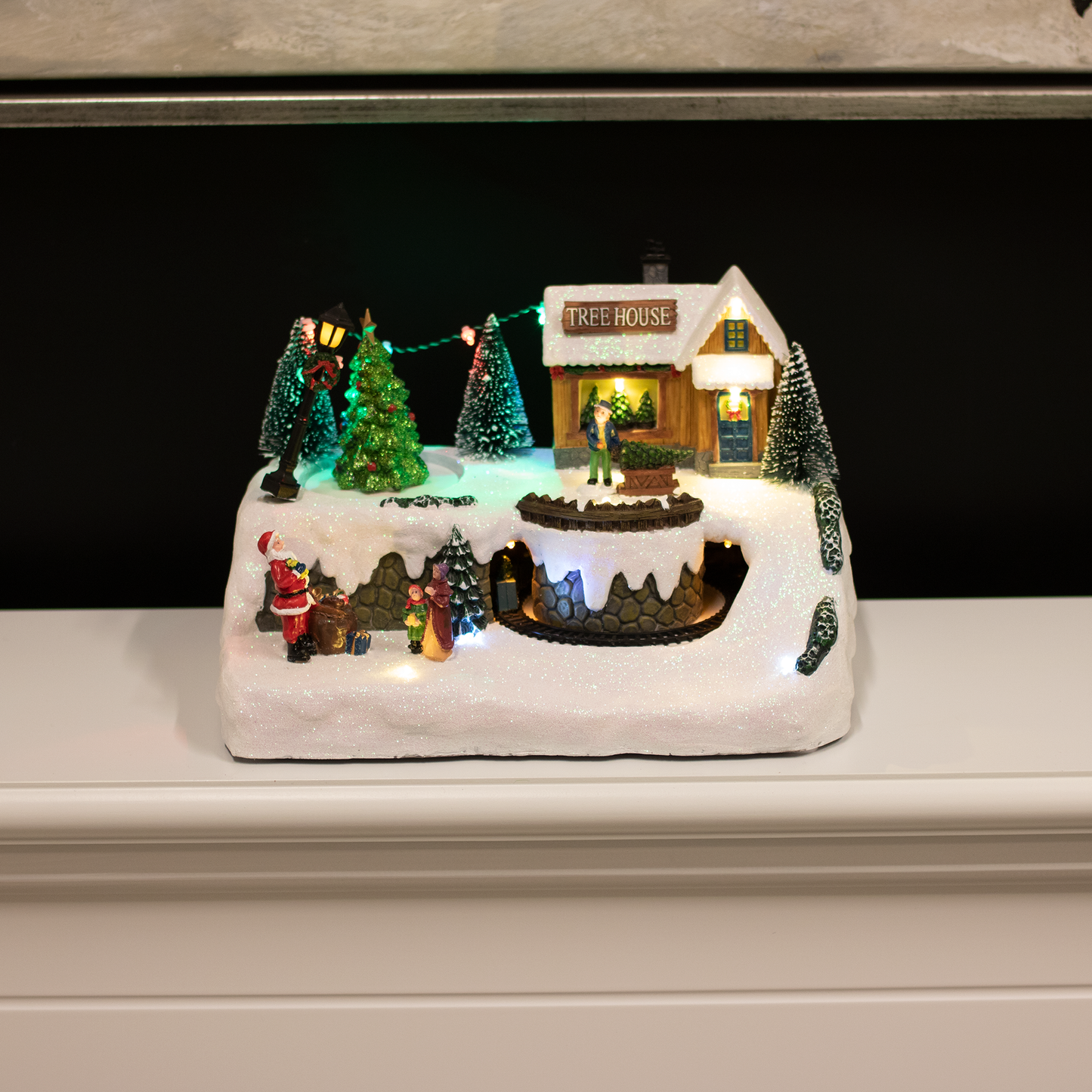 Joulukylä "TreehouseTown" valoilla ja musiikilla. Paristo käyttöinen NORDIC WINTER