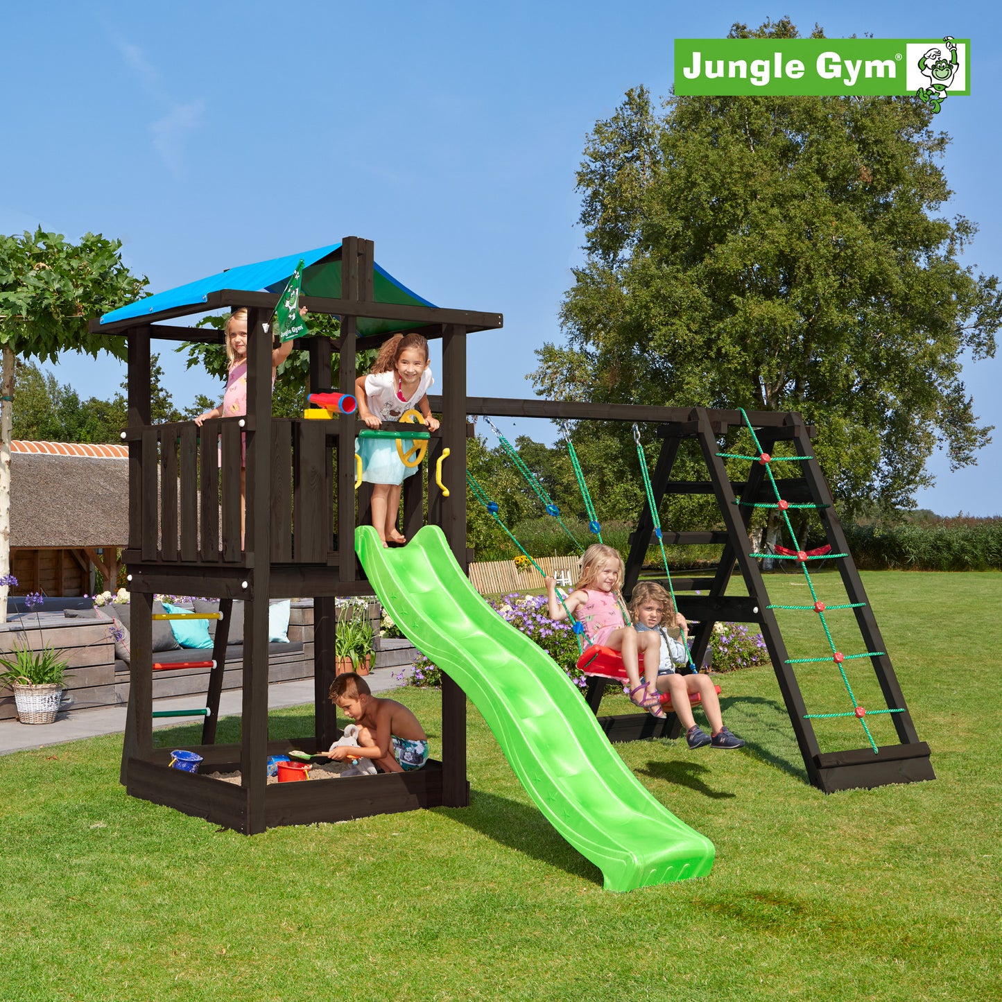 Leikkitornikokonaisuus Jungle Gym Hut 2.1, mustaksi petsattu, ja 2-Climb Module 220 ilman liukumäkeä