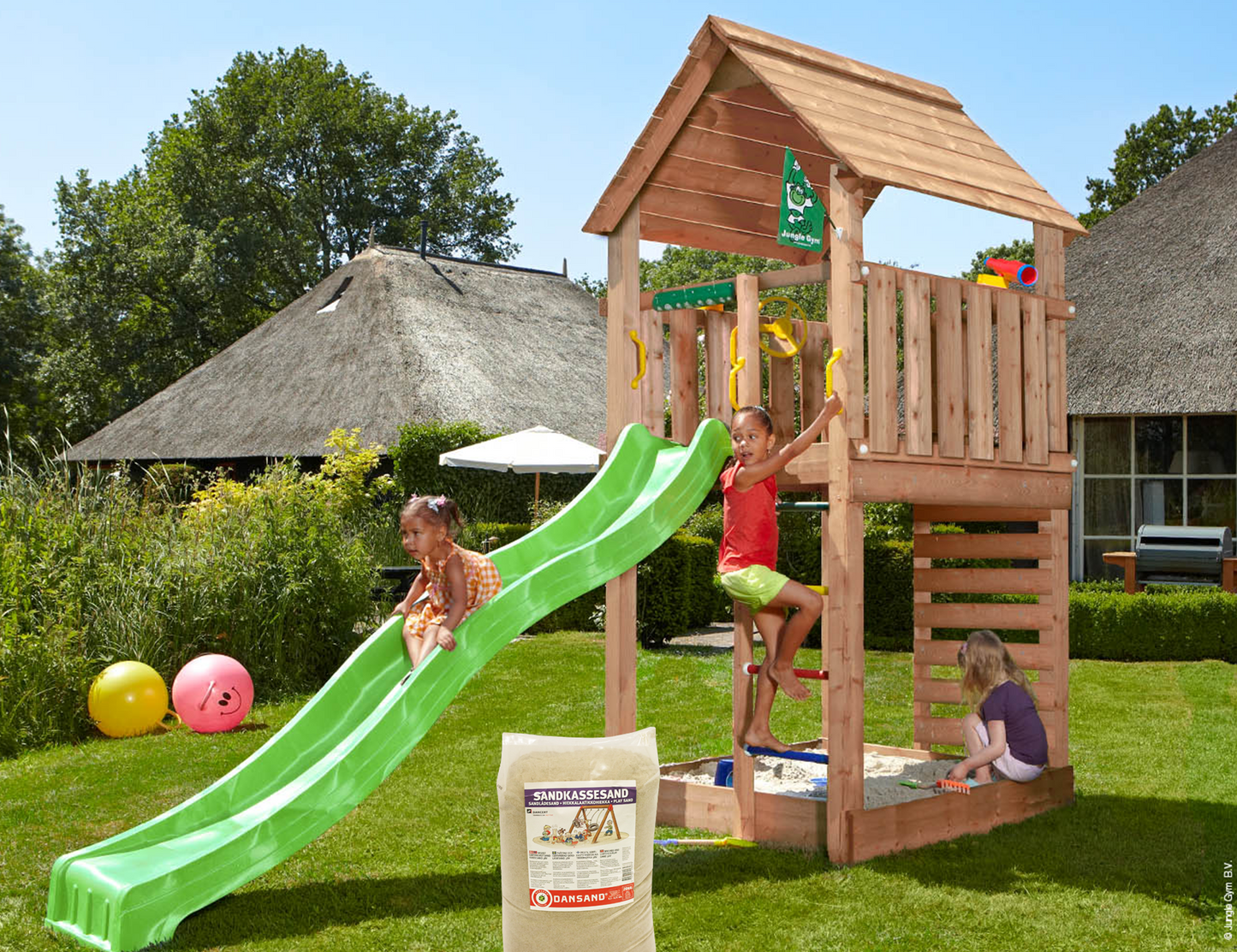 Leikkitorni Jungle Gym Cabin 2.1 ja vihreä liukumäki ja 120 kg hiekkaa