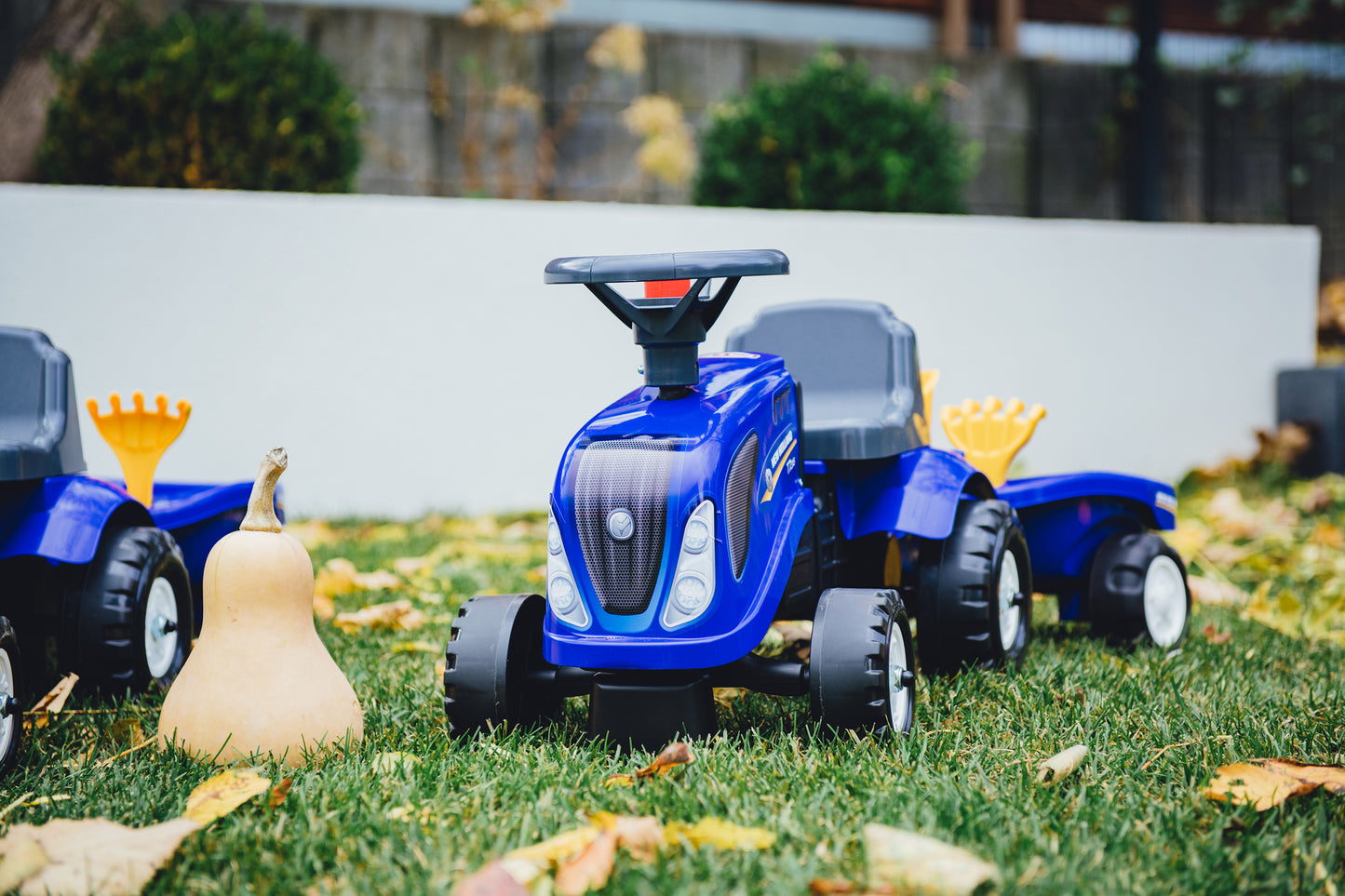Ride-on traktori peräkärryllä, haravalla ja lapiolla baby New Holland FALK