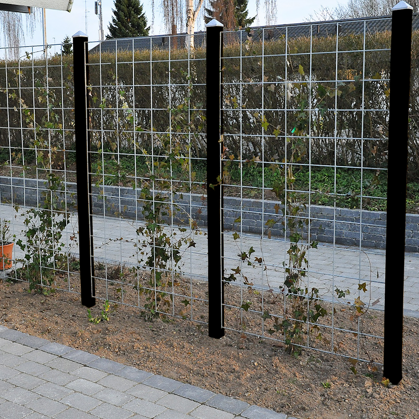 3 kpl HORTUS metalliverkkopaneeleita 120 x 90 cm kiinnikkeineen ja 4 kpl mustaksi maalattuja 240 cm tolppia
