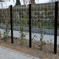 3 kpl HORTUS metalliverkkopaneeleita 120 x 90 cm kiinnikkeineen ja 4 kpl mustaksi maalattuja 240 cm tolppia