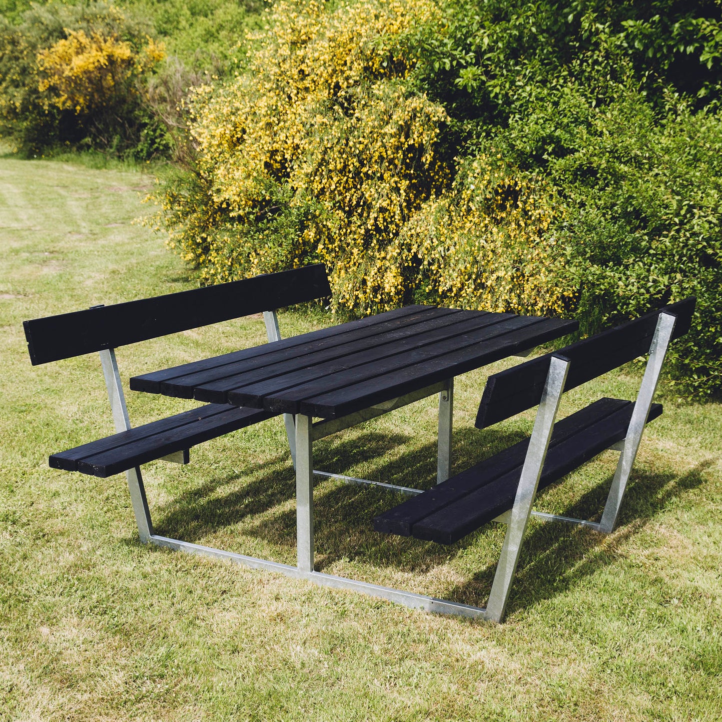 Picnic -pöytäsetti "SIF", mustaksi petsattu puu ja galvanoitu runko, 180 x 185 cm HORTUS