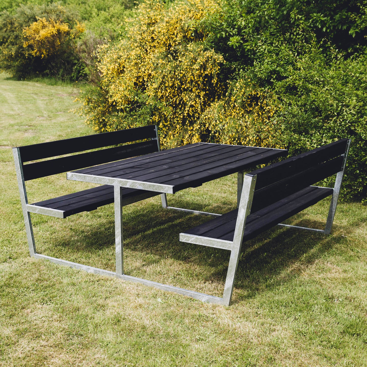 Picnic -pöytäsetti "THOR", mustaksi petsattu puu ja galvanoitu runko, 180 x 201 cm HORTUS