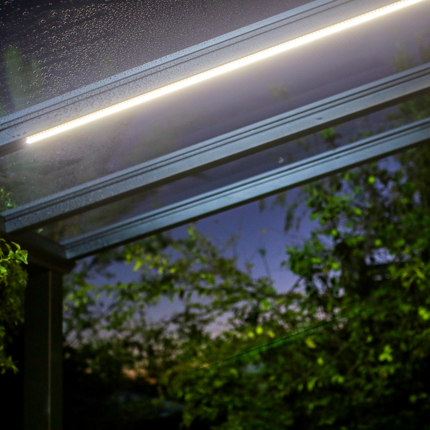 LED -valosarja kaukosäädöllä ja himmentimellä Palram - Canopia