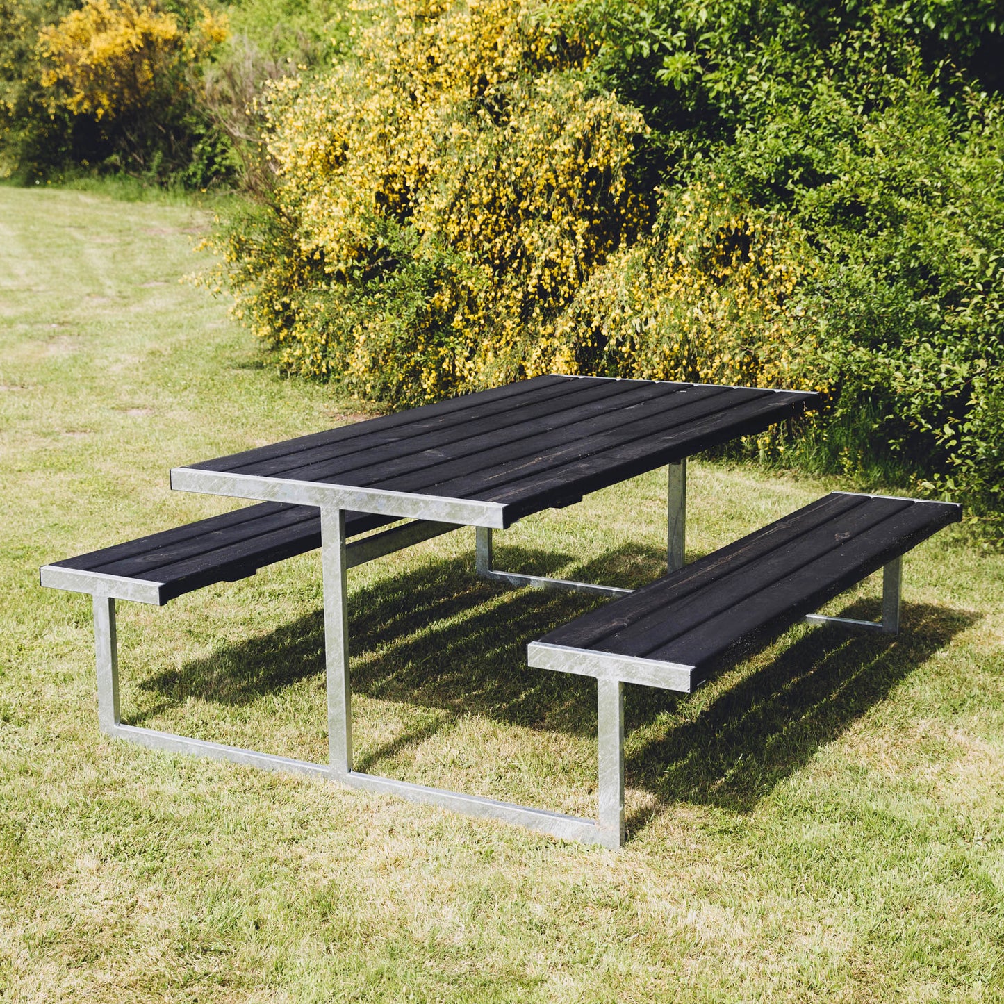 Picnic -pöytäsetti "LOKE", mustaksi petsattu puu ja galvanoitu runko, 180 x 185 cm HORTUS