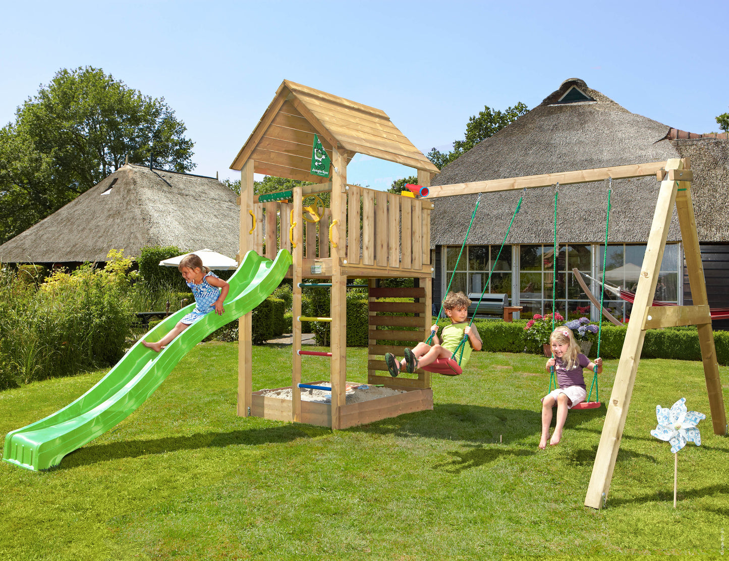 Leikkitorni Jungle Gym Cabin 2.1 ja 2-Swing Module 220, vihreä liukumäki ja 120 kg hiekkaa