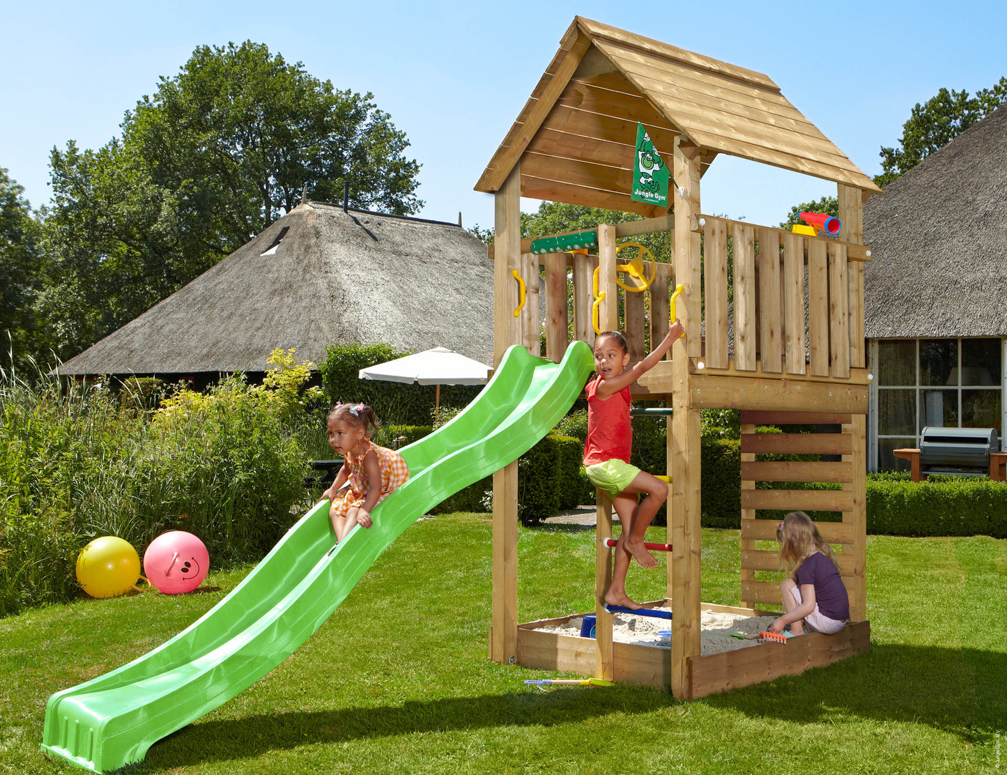 Leikkitorni Jungle Gym Cabin 2.1 ja vihreä liukumäki ja 120 kg hiekkaa