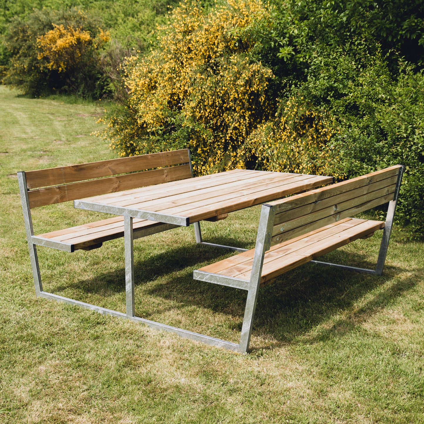 Picnic -pöytäsetti "BALDER", painekyllästetty puu ja galvanoitu runko selkänojalla, 180 x 201 cm HORTUS