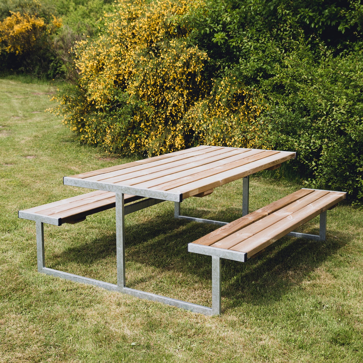Picnic -pöytäsetti "ODIN", painekyllästetty puu ja galvanoitu runko, 180 x 185 cm HORTUS