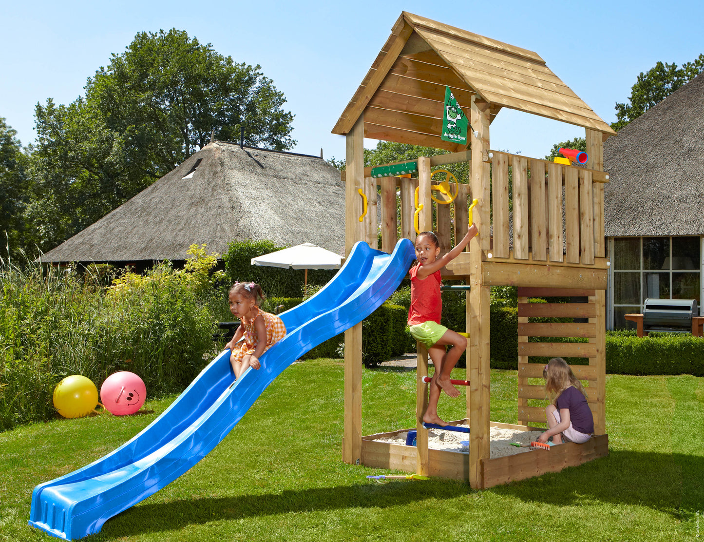 Leikkitorni Jungle Gym Cabin 2.1 ja sininen liukumäki ja 120 kg hiekkaa