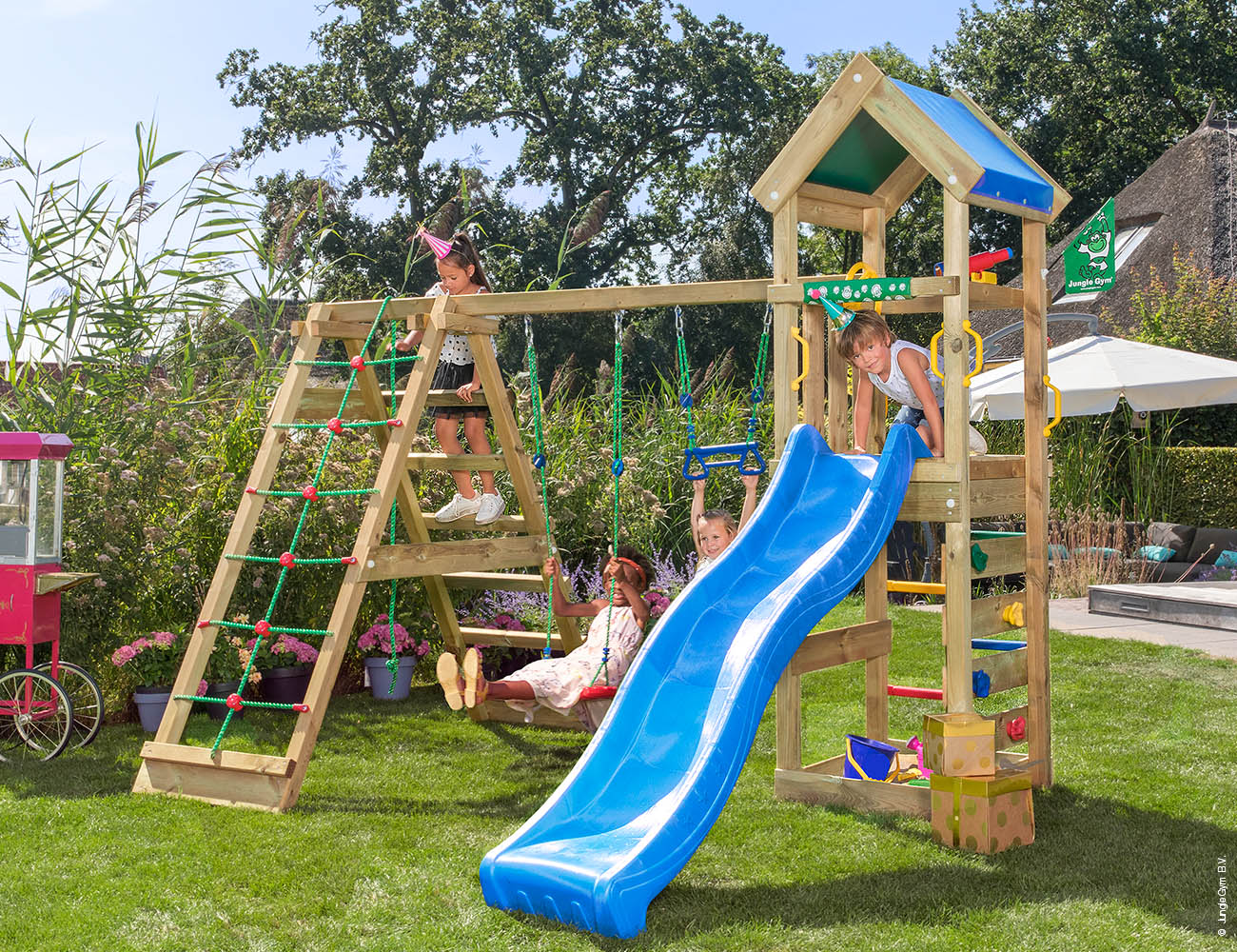 Leikkitornikokonaisuus Jungle Gym Patio 2-Climb Module 200 ja sininen liukumäki