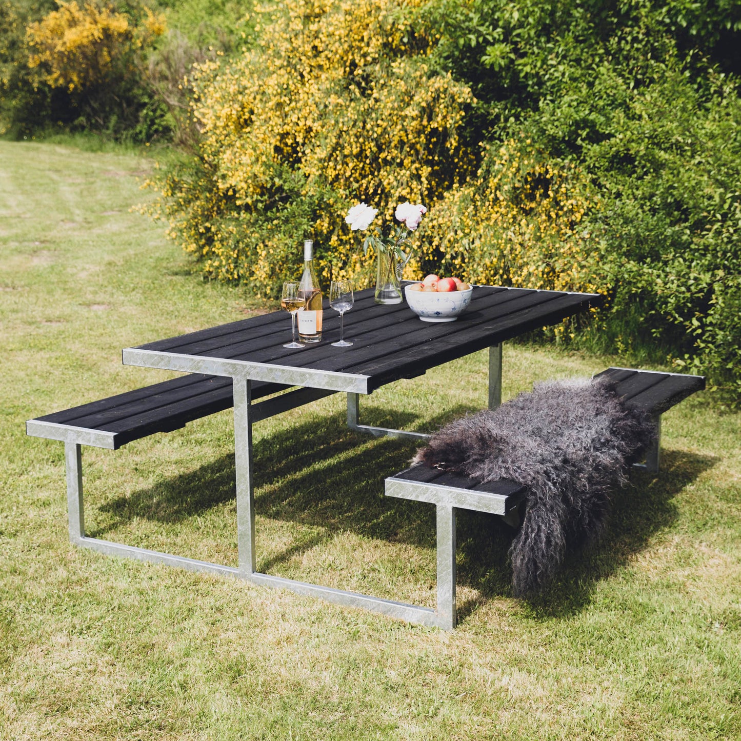 Picnic -pöytäsetti "LOKE", mustaksi petsattu puu ja galvanoitu runko, 180 x 185 cm HORTUS